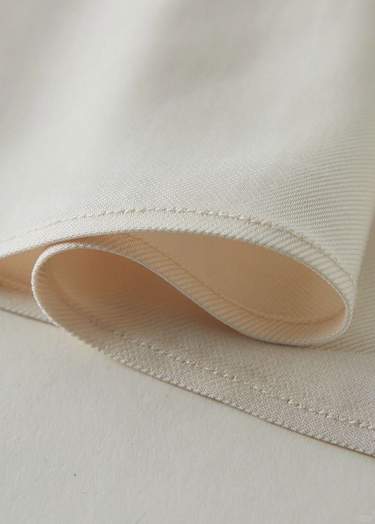 Refined fashion details and natural textures